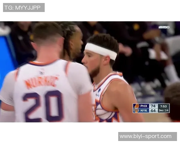 布克表现抢眼半场17分助力球队进攻火力全开次节独得11分展现个人能力 布克表现抢眼半场17分助力球队进攻火力全开次节独得11分展现个人能力